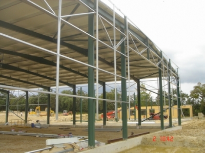 Estrutura metálica pesada dos pavilhões